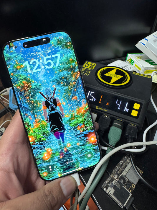 Diagnóstico de iPhone conectado a fuente de poder en laboratorio ClinicCel