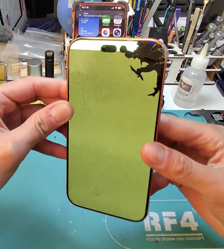 iPhone 17 PRO MAX con pantalla dañada y rayada en laboratorio ClinicCel Providencia Santiago