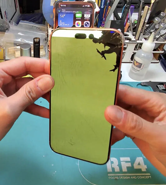 iPhone 17 PRO MAX con pantalla dañada y rayada en laboratorio ClinicCel Providencia Santiago