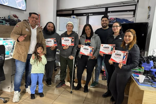Alumnos del curso de microsoldadura de ClinicCel recibiendo su certificado en el laboratorio de Providencia